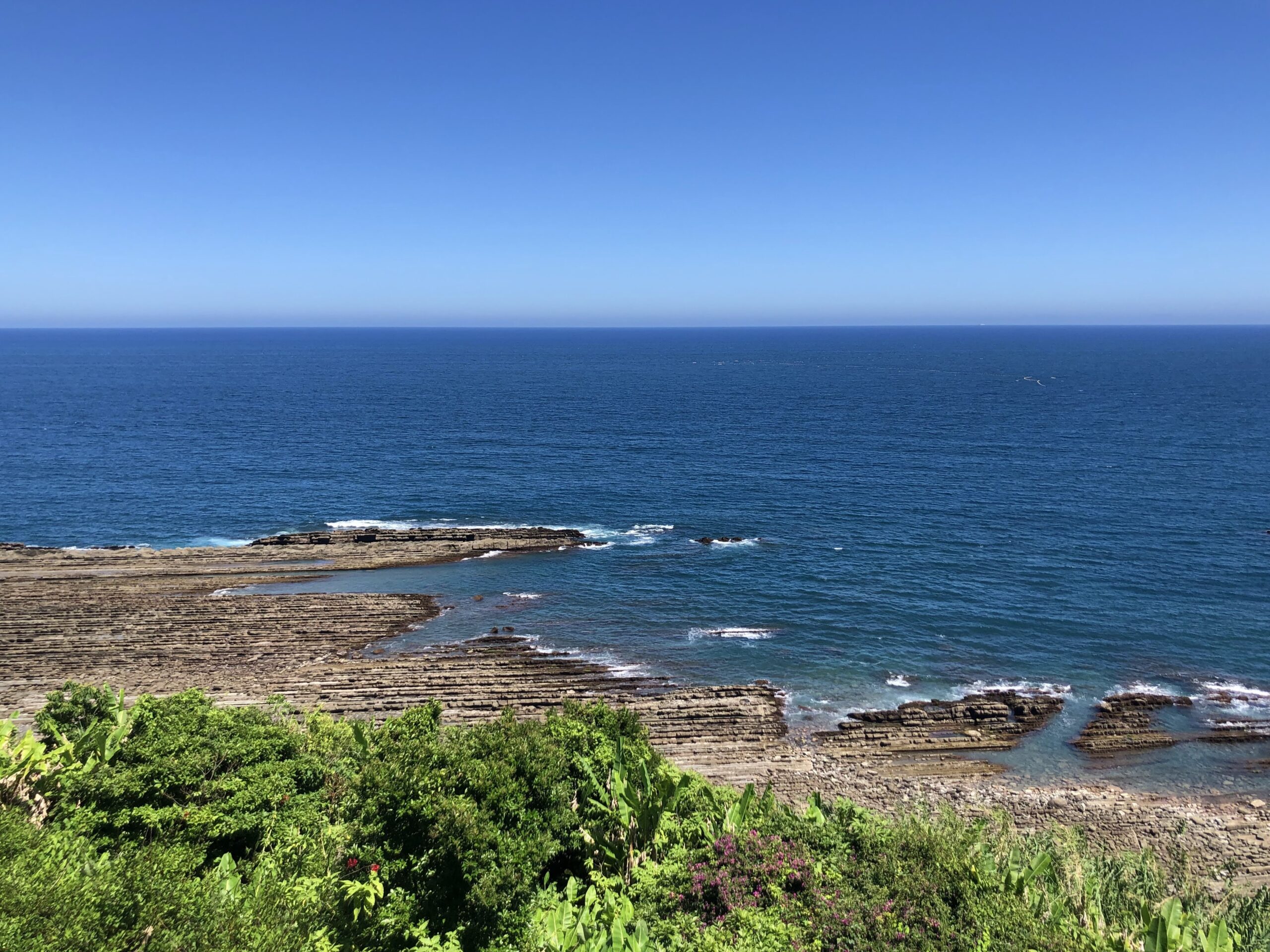 青い空と海が広がる釣り場